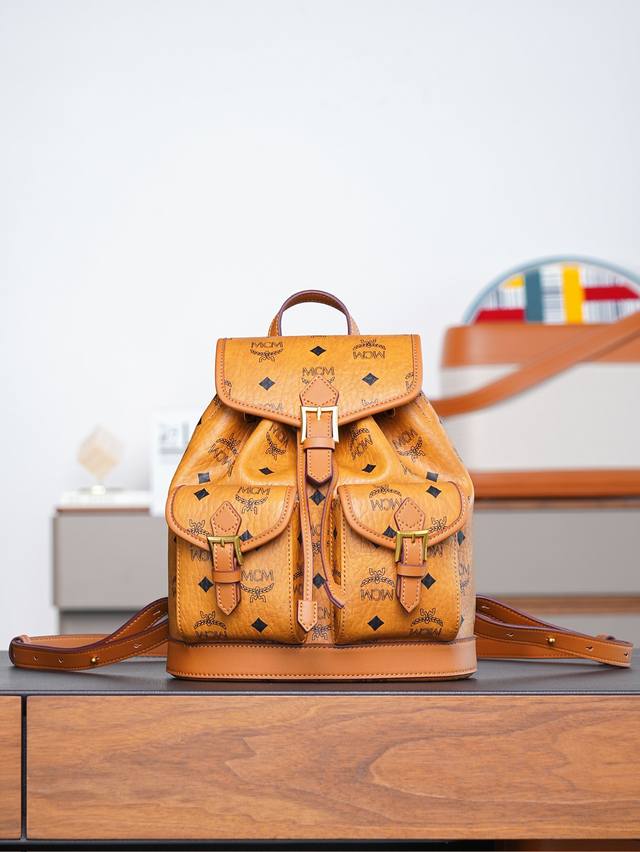 新品上市官网同步 干邑色小号#抽绳双肩背包 小号 Cp独家 这款Visetos经典花纹人造革抽绳双肩背包采用搭扣五金件装饰及天然皮革饰边设计。 品牌经典水桶包款