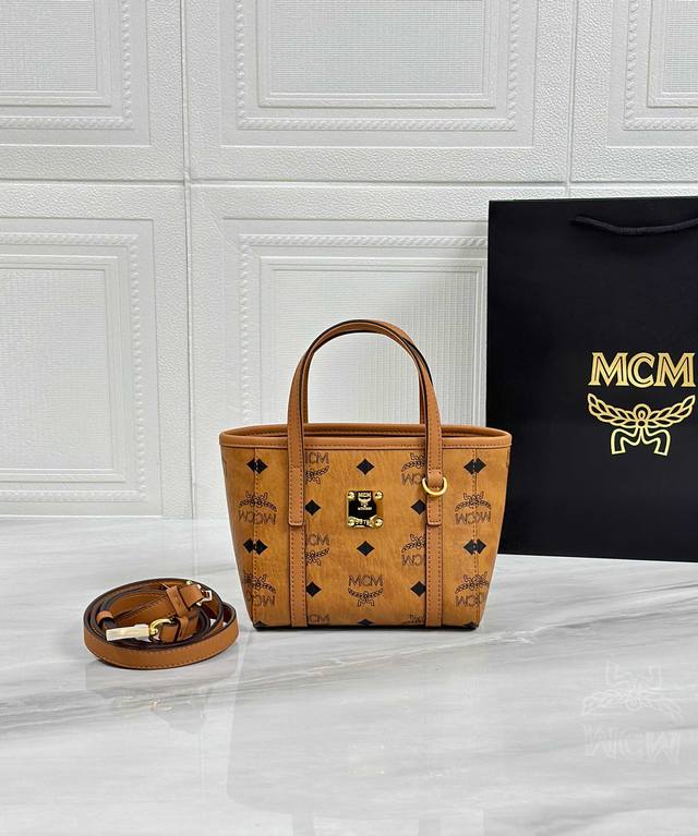 超Mini-菜篮子新款 Cp独家经典干邑色 单肩斜挎 官网同步上新！ 这款缩小版的Toni购物袋采用独特的几何设计，是一款小巧的随身包袋。柔软的皮革提手及可调节