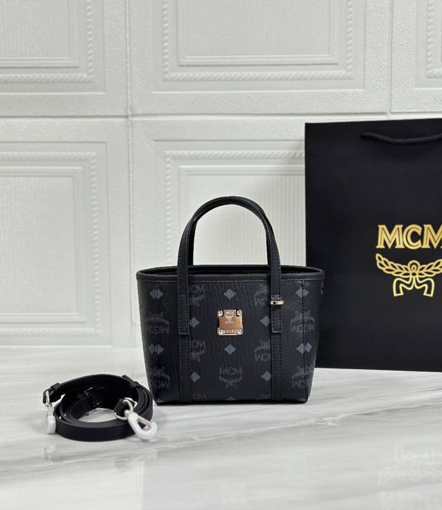 超Mini-菜篮子新款 Cp独家经典黑色 单肩斜挎 官网同步上新！ 这款缩小版的Toni购物袋采用独特的几何设计，是一款小巧的随身包袋。柔软的皮革提手及可调节的