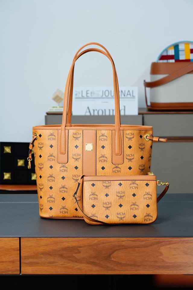 全新升级官网同步 #双面购物袋子母包 小号 Cp独家出品｜干邑色 这是一款二合一的标志性单品。小巧的Liz包袋采用双面Cubic棉质帆布设计，展现了品牌的多维特