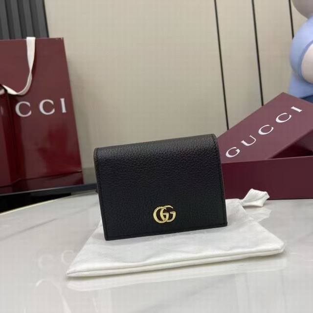 顶配版 新品 此款Gg Marmont系列小号钱包内里采用撞色设计,增添亮眼新意。挺括包身造型与标志性金色调效果双G配件相映成趣。 黑色和古驰安可拉红皮革 金色 顶配版 新品 此款Gg Marmont系列小号钱包内里采用撞色设计,增添亮眼新意。挺括包身造型与标志性金色调效果双G配件相映成趣。 黑色和古驰安可拉红皮革 金色