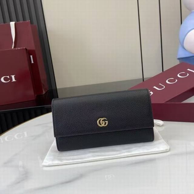 顶配版 Gg Marmont系列长款钱包。在这款Gg Marmont系列长款钱包上，双G造型配件以迷你尺寸匠心呈现，为整个设计注入低调的品牌标识内涵。别致配色惊