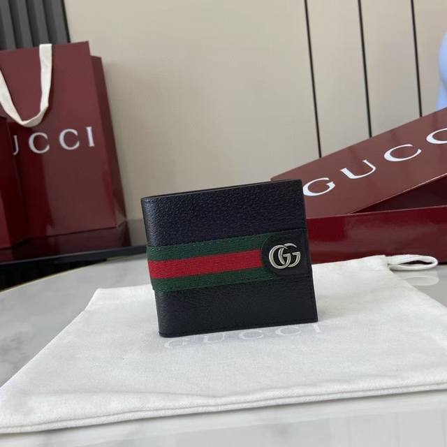 顶配版 新品 Ophidia系列匠心融蕴黑色，搭配经典廓形与全新功能，甄选触感柔软的织物打造。这款双折钱包以Gg字母交织图案涂层织物打造，匠心缀饰双G标识和织带