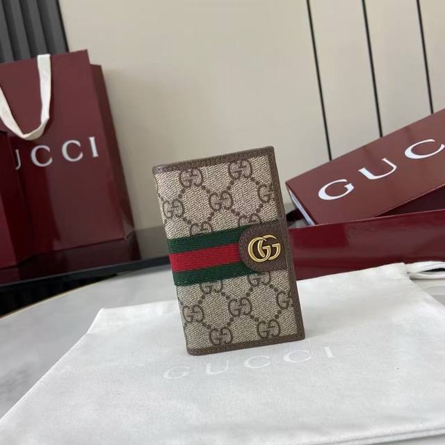 顶配版 新品 Ophidia系列匠心融蕴米色和深棕色两大配色，搭配经典廓形与全新功能，甄选触感柔软的织物打造。这款配饰以Gg字母交织图案涂层织物打造，匠心缀饰双