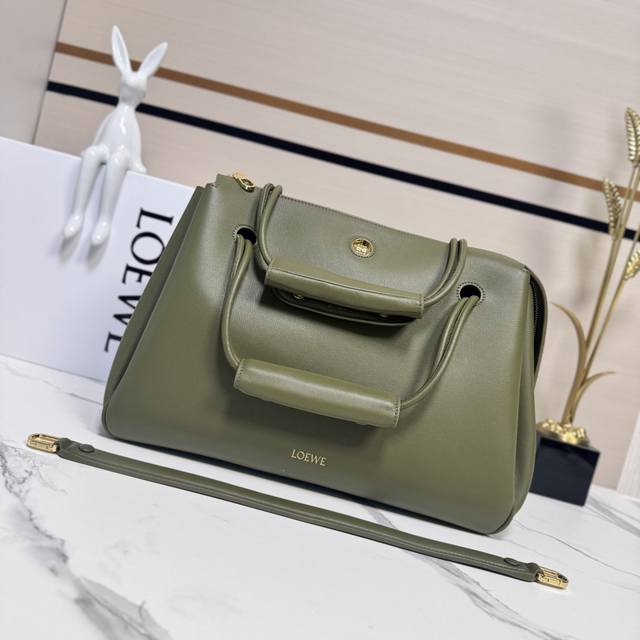 罗家新款大号柔软牛皮革 Madrid 手袋 Madrid 具有柔软的结构感梯形造型，采用角撑设计，搭配可调节提手和 pebble 磁扣。此大号版本采用柔软牛皮革