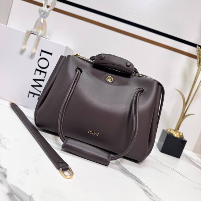 罗家新款中号柔软牛皮革 Madrid 手袋 Madrid 具有柔软的结构感梯形造型，采用角撑设计，搭配可调节提手和 pebble 磁扣。此中号版本采用柔软牛皮革