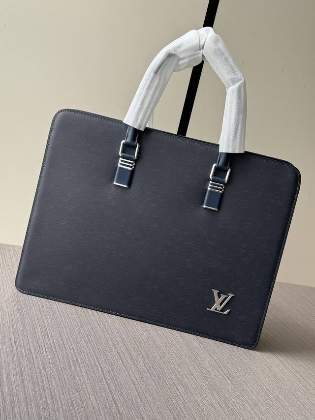 顶级专柜老鼠高端狠货 最新火爆款Lv密码锁手提公文包火爆款大量出货啦,叫嚣专柜货顶级原单货纸上谈兵吹牛皮的咱不会，请让狠货说话。款式可以复制抄袭，材料做工骗不了