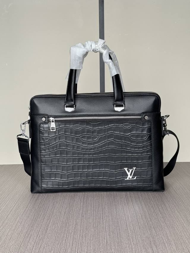顶级专柜老鼠高端狠货 最新火爆款Lv双拉链隔层手提公文包大量出货啦,叫嚣专柜货顶级原单货纸上谈兵吹牛皮的咱不会，请让狠货说话。款式可以复制抄袭，材料做工骗不了懂