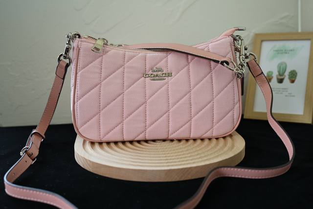 6月新品Cbg86 Teri腋下包 奥莱Teri单肩包。。 Details细节材质:帆布2个信用卡槽 内置多功能袋顶部拉链开合,织布衬里垂直长度21Cm可拆卸手