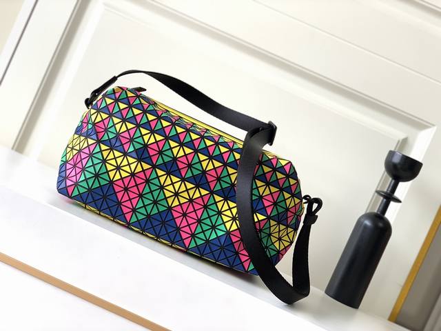 Issey Miyake 三宅 硅胶相机包拼色 顶级原单 Kuro系列相机包，专柜同步限定款，拼色硅胶相机包，属于夏季的色彩斑斓上身极其帅气，超级轻，又能装，装