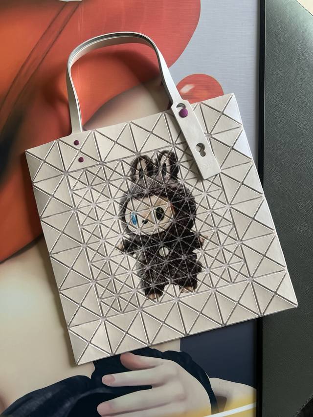 原单跑量 三宅一生拉布布联名购物袋 新款 贸易公司渠道出口订单 有原厂吊牌 防尘袋 容量可以 可单肩 轻便时尚 代购可入 尺寸34 34Cm