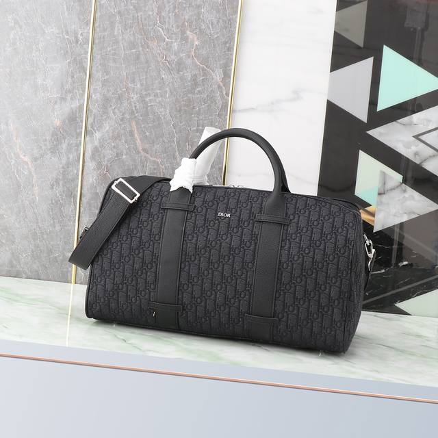Dior Oblique 行李包9053 Dior Oblique 图案提花行李包是时尚的超大号手提包。标志性的米色与黑色 Dior Oblique 图案提花提