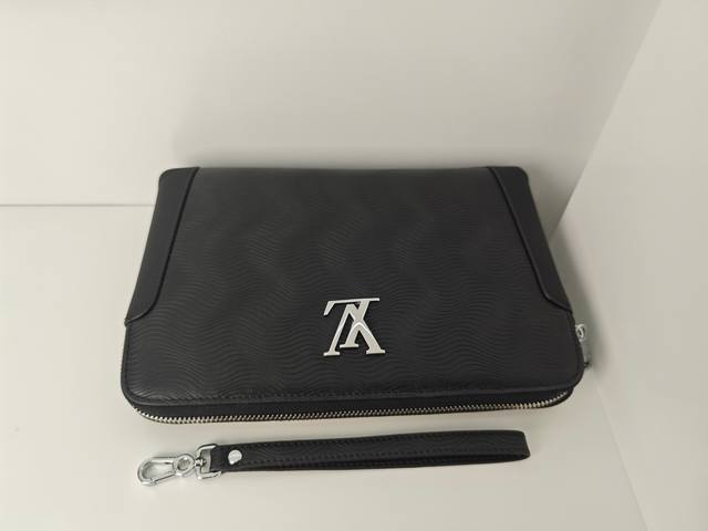 顶级专柜老鼠高端狠货2025最新火爆款Lv单啦进口头层牛皮手拿包火爆款大量出货啦,叫嚣专柜货顶级原单货纸上谈兵吹牛皮的咱不会，请让狠货说话。款式可以复制抄袭，材