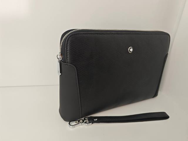 顶级专柜老鼠高端狠货2025最新火爆款万宝龙单啦进口头层牛皮手拿包火爆款大量出货啦,叫嚣专柜货顶级原单货纸上谈兵吹牛皮的咱不会，请让狠货说话。款式可以复制抄袭，