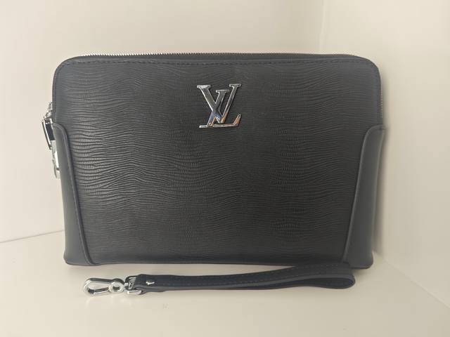 顶级专柜老鼠高端狠货2025最新火爆款Lv双拉链密码锁进口头层牛皮手拿包火爆款大量出货啦,叫嚣专柜货顶级原单货纸上谈兵吹牛皮的咱不会，请让狠货说话。款式可以复制