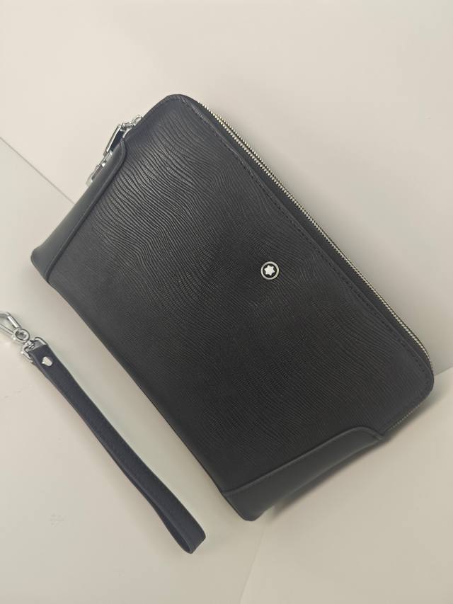 顶级专柜老鼠高端狠货2025最新火爆款万宝龙双拉链密码锁进口头层牛皮手拿包火爆款大量出货啦,叫嚣专柜货顶级原单货纸上谈兵吹牛皮的咱不会，请让狠货说话。款式可以复