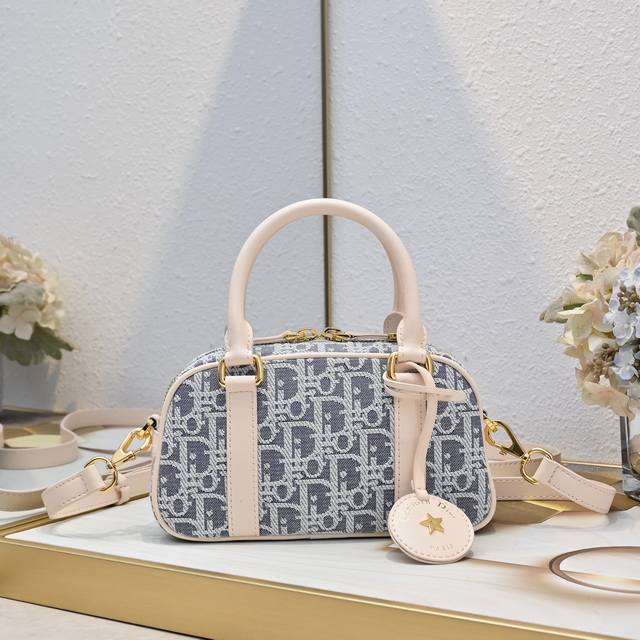 新款出货 现货Dior迪奥顶级原单 D-Vibe 保龄球包小号,休闲运动风来袭,款式简约又时尚,采用蓝色 Obliaue 印花面料精心制作,精巧又别致,容量惊人 新款出货 现货Dior迪奥顶级原单 D-Vibe 保龄球包小号,休闲运动风来袭,款式简约又时尚,采用蓝色 Obliaue 印花面料精心制作,精巧又别致,容量惊人