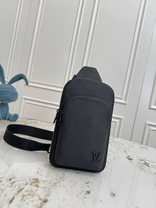 M15255黑色 顶级原单 变码芯片163C 兼具优异耐久性和柔韧性的皮革“Avenue Sling Bag pm”。在“Lv Aerogram”系列的Lv首字