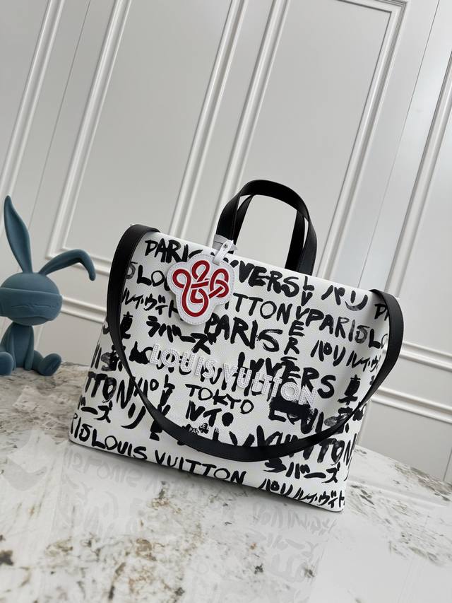 独家背景 动态芯片 顶级原单 M40797 顶级原单 动态163 本款 Shopper Tote 中号手袋为 Damier 棋盘格纹叠加醒目手绘元素，见证 ph