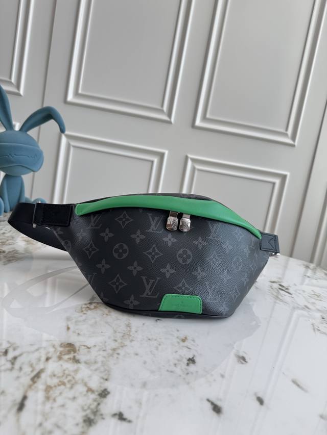 M25924 顶级原单 变码芯片163C 本款Discovery腰包取材Monogram Edipse帆布，搭配明丽皮革元素和做旧金属件，再以双拉链开合与后部贴