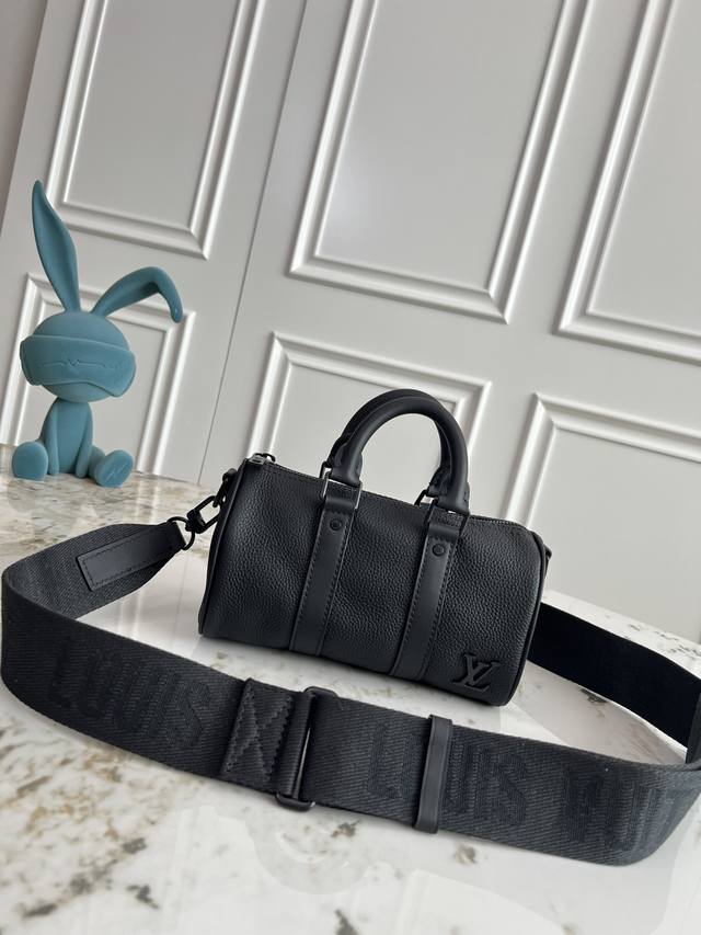 顶级原单 M80950 本款手袋浓缩 Keepall 旅行袋的经典轮廓，拥有 Aerogram 全粒面牛皮革宛如旧式航空信笺的柔软质感，点缀哑光金属字母。巧用皮