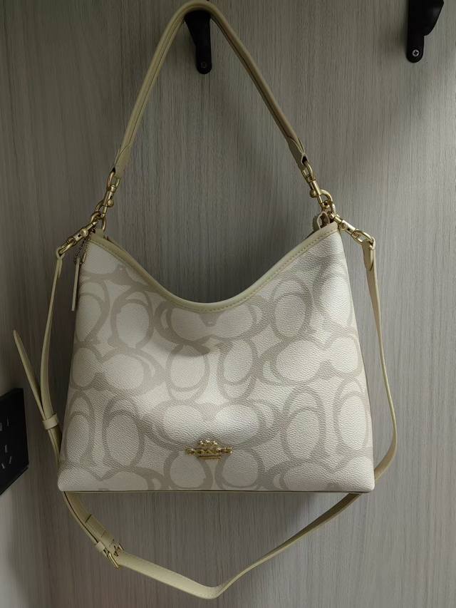 七月最新款Coach蔻驰 Cbh87 Laurel系列流浪包 单肩斜挎包。 的一塌糊涂，新花料配头层牛皮材质，配长短两根肩带，手拎单肩斜挎都可以，慵懒造型，开口