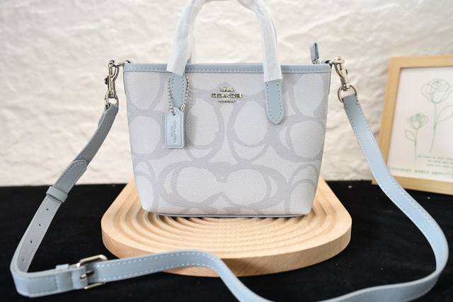 Coach蔻驰新款 7月新款大C Mini City迷你小托特斜挎饺子包款号Cbm64，尺寸17×14×8Cm