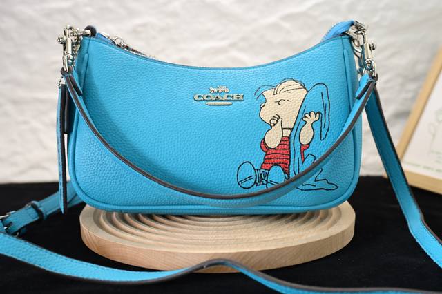 Coach蔻驰X peanuts联名款Teri25卡通图案印花 皮革 斜挎单肩包中号女款银色拼鹦鹉蓝多色 货号:Cbm31 Cbj77 Cbm32 Cbj83