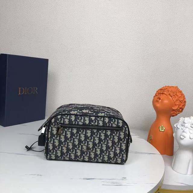 市场最高版本,欢迎对比 洗漱包 米色和黑色 Oblique 印花面料和黑色粒面牛皮革 编号: 2Esca494Yky_H27E 这款洗漱包融合实用功能与简约设计 市场最高版本,欢迎对比 洗漱包 米色和黑色 Oblique 印花面料和黑色粒面牛皮革 编号: 2Esca494Yky_H27E 这款洗漱包融合实用功能与简约设计