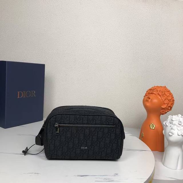 市场最高版本,欢迎对比 洗漱包 黑色 Oblique 印花和黑色粒面牛皮革 编号: 2Esca494Yky_H03E 这款洗漱包融合实用功能与简约设计。采用黑色 市场最高版本,欢迎对比 洗漱包 黑色 Oblique 印花和黑色粒面牛皮革 编号: 2Esca494Yky_H03E 这款洗漱包融合实用功能与简约设计。采用黑色