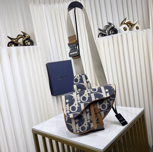 市场最高版本 原单品质 正品打版 保证进口头层牛皮，拒绝二层皮，拒绝超纤皮 马鞍包 蓝色和米色酒椰草效果 Oblique 印花牛仔面料搭配棕色粒面牛皮革 编号: