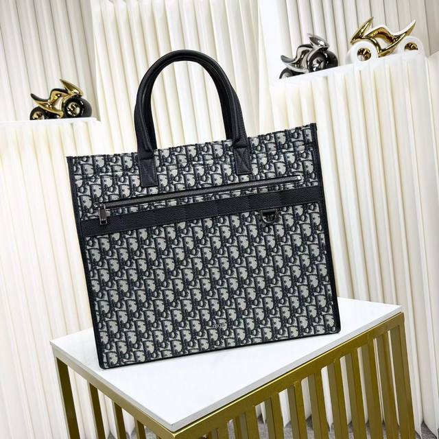 市场最高版本 这款 Safari 手袋是二零二三秋季新品，兼具高雅风范与实用功能。采用米色 Oblique 印花面料精心制作，饰以同色调粒面牛皮革装饰提升格调，