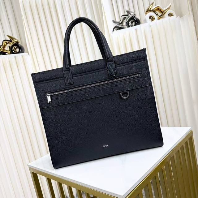 市场最高版本，欢迎对比 这款 Safari 手袋是二零二三秋季新品，兼具高雅风范与实用功能。采用黑色粒面牛皮革精心制作，正面饰以 Dior 标志提升格调。宽敞的