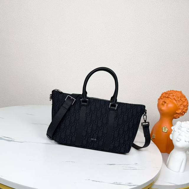 市场最高版本，欢迎对比 Weekender 25 手袋 黑色 Oblique 印花面料和黑色粒面牛皮革 编号: 1Espo322Yky_H03E 这款 Week