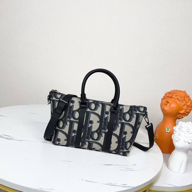 市场最高版本,欢迎对比 Weekender 25 手袋 这款 Weekender 25 手袋彰显经久不衰的高雅风格。采用米色和黑色超大 Oblique 印花面料 市场最高版本,欢迎对比 Weekender 25 手袋 这款 Weekender 25 手袋彰显经久不衰的高雅风格。采用米色和黑色超大 Oblique 印花面料