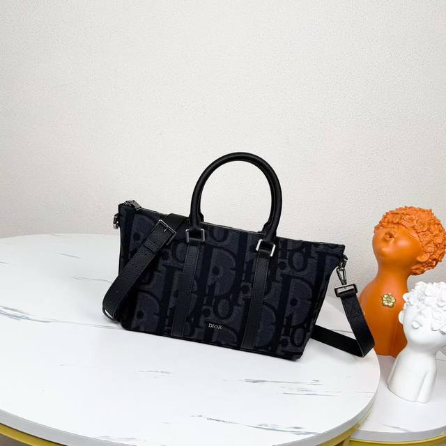 市场最高版本，欢迎对比 Weekender 25 手袋 这款 Weekender 25 手袋彰显经久不衰的高雅风格。采用黑色超大 Oblique 印花面料精心制