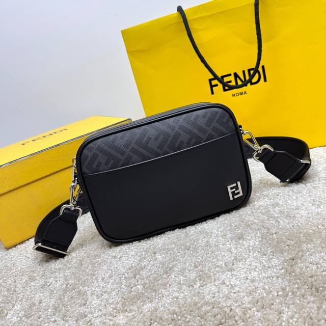 原单品质 独家正品开发，百分百头层牛皮，对版老花面料，现货实拍，干净整洁的做工体现出每一步的用心，斜挎背带有Logo更显高级，长短可随意调节，上班通勤包，可正式