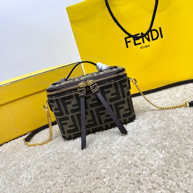 现货 最新推出的老花小化妆盒 被这个小盒子拿捏住啦 经典老花+小金扣，精致感拉满 手提时髦，斜挎也超有范儿~ 装得下手机.口红.粉饼，装不满我对它的爱 谁懂啊！