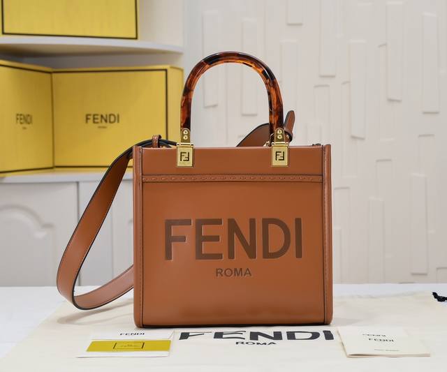 出货咯 小号全新Size Shine Tote FéI Tote 托特包“阳光手提袋” 简单字母Logo设计，琥珀色双手柄是整个包包最大焦点，单拧着就很有气场，