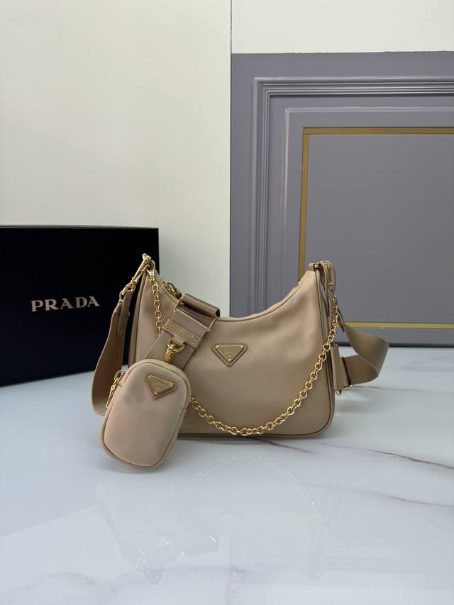 爆款三合一新款1Bh204 Hobo手拎 腋下包网红姐妹团疯狂种草而风靡时尚圈的Hobo 出了新款！这款Hobo包设计太棒了一包三用腰包 斜挎 单挎把手柄换成了