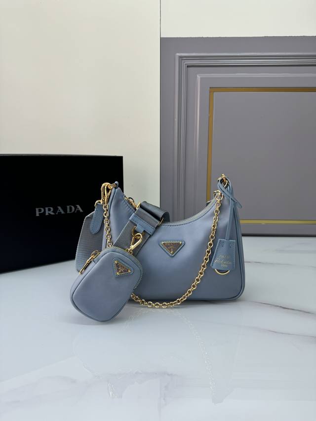 爆款三合一新款1Bh204 Hobo手拎 腋下包网红姐妹团疯狂种草而风靡时尚圈的Hobo 出了新款！这款Hobo包设计太棒了一包三用腰包 斜挎 单挎把手柄换成了