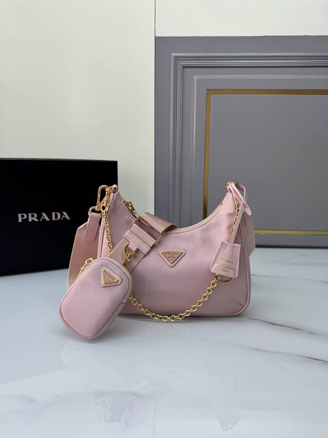 爆款三合一新款1Bh204 Hobo手拎 腋下包网红姐妹团疯狂种草而风靡时尚圈的Hobo 出了新款！这款Hobo包设计太棒了一包三用腰包 斜挎 单挎把手柄换成了