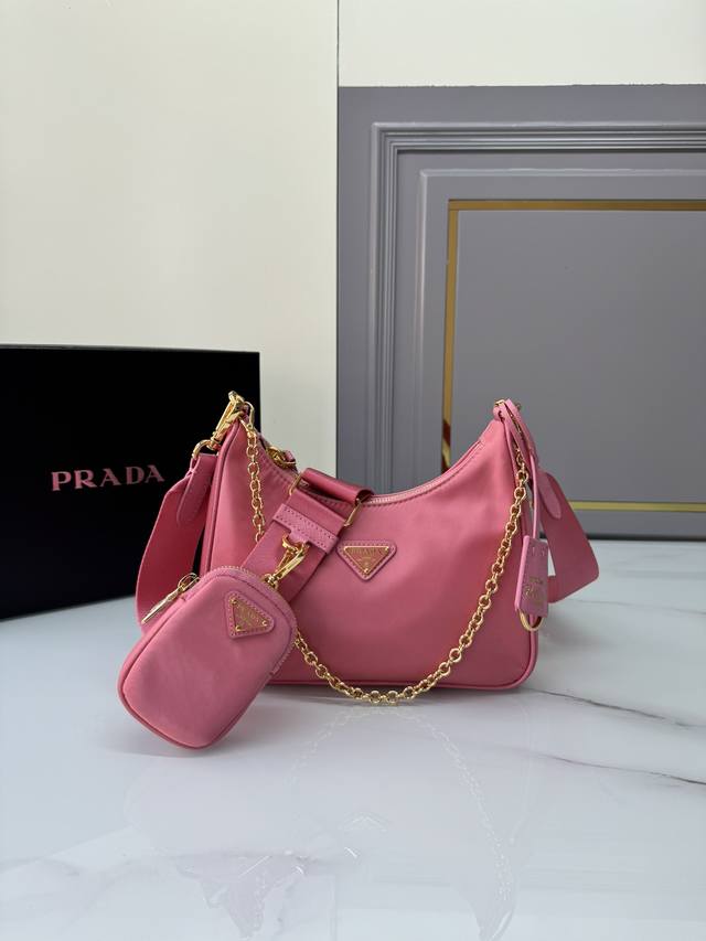 爆款三合一新款1Bh204 Hobo手拎 腋下包网红姐妹团疯狂种草而风靡时尚圈的Hobo 出了新款!这款Hobo包设计太棒了一包三用腰包 斜挎 单挎把手柄换成了 爆款三合一新款1Bh204 Hobo手拎 腋下包网红姐妹团疯狂种草而风靡时尚圈的Hobo 出了新款!这款Hobo包设计太棒了一包三用腰包 斜挎 单挎把手柄换成了