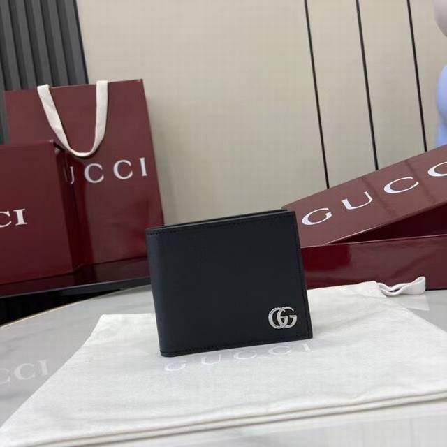 顶配版 新品 Gg Marmont系列以缤纷彩色细节为吸睛亮点,新颖功能为经典廓形添注活力。这款双折钱包采用半亮面软皮制作,钯金色调双G细节更添点睛之笔。 黑色 顶配版 新品 Gg Marmont系列以缤纷彩色细节为吸睛亮点,新颖功能为经典廓形添注活力。这款双折钱包采用半亮面软皮制作,钯金色调双G细节更添点睛之笔。 黑色