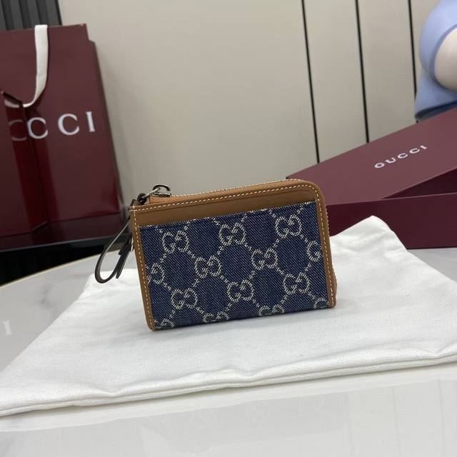 顶配版 新款 Gg Emblem系列饰包带卡片夹 Gg Emblem系列以创意设计和创新功能焕新诠释经典图案，匠心缔造未来数年的珍藏之选。这款蓝色和深棕色卡片夹