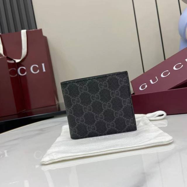 顶配版 新品 Gg Emblem系列以创意设计和创新功能焕新诠释经典图案，匠心缔造未来数年的珍藏之选。这款双折钱包以黑色和黑色全新Gg字母交织图案织物匠心打造，