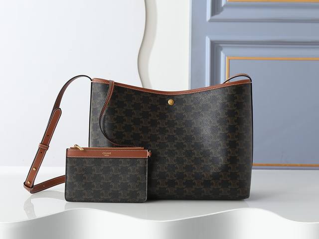 款号123912老花柔软廓形手袋，Triomphe按扣开合，1个主隔层1个内测可拆卸拉链口袋。尺寸：32.5Cm-24.5Cm-14Cm