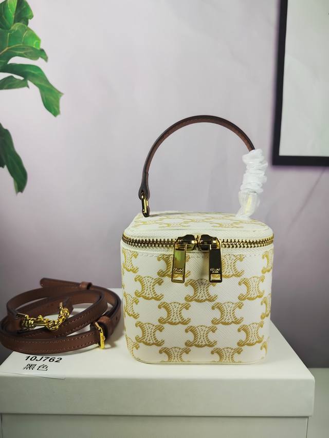 款号 10J762杏花色，迷你标志印花牛皮化妆包，拉链闭锁 可调节拆卸肩带，尺寸9.5Cm-8Cm-9Cm