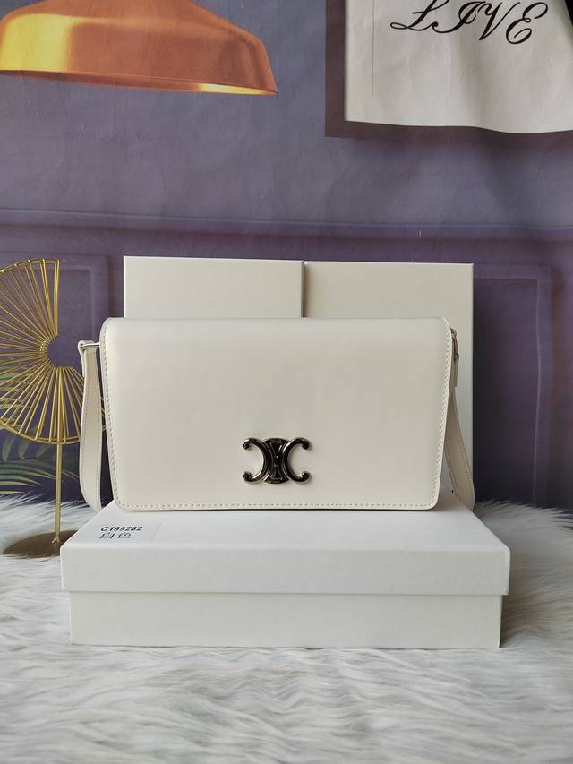 款号199282白色，Trapeze Triomphe亮光牛皮革手袋，肩背和手提，内侧扁平口袋，拉链口袋，可拆卸肩带。尺寸26.2Cm-14.5Cm-2Cm