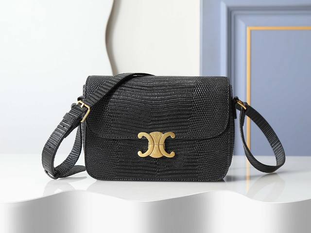 款号C188411黑色蜥蜴纹 Triomphe大号手袋，附1条可调节及可拆卸皮革肩带和一个黄铜塔扣。金色金属件斜挎和肩背黄铜锁扣。尺寸22.5Cmx16.5Cm